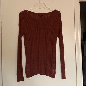 Long sleeve light sweater.